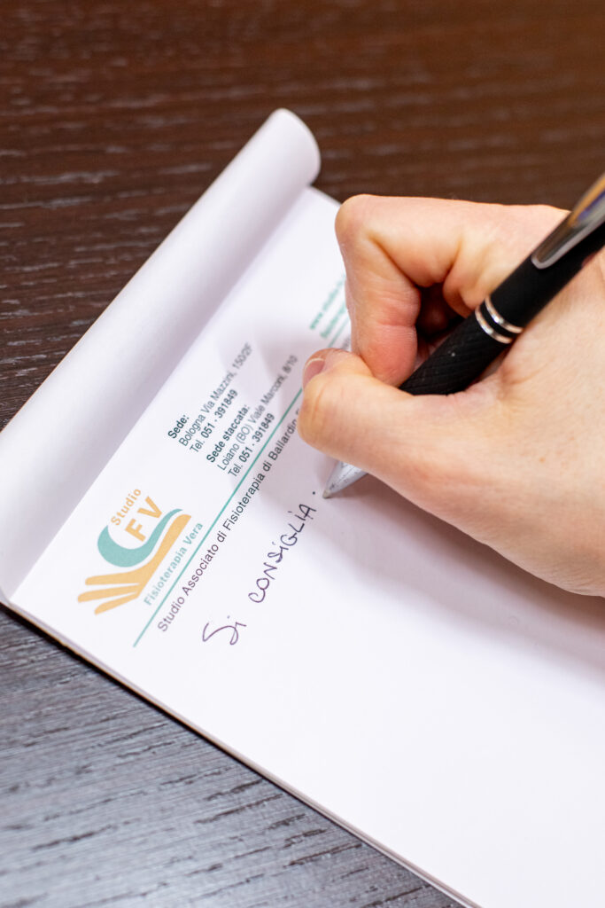 fisioterapista scrive prescrizione presso studio fv a bologna